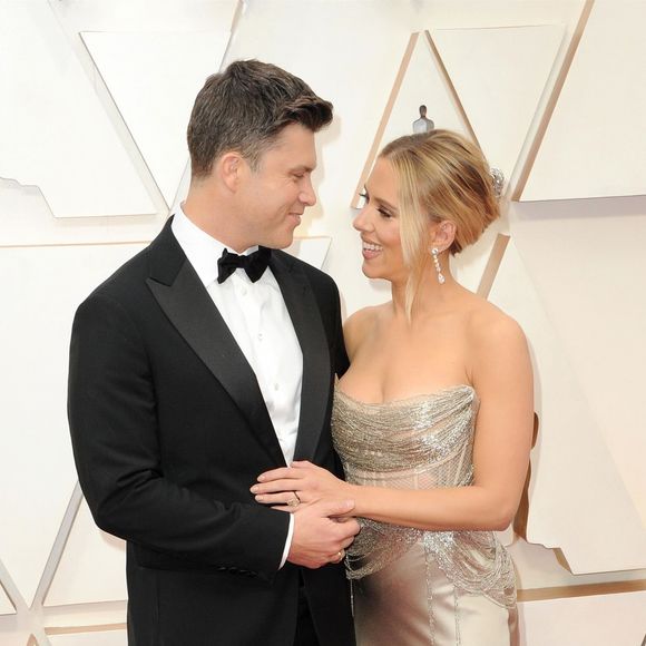 Scarlett Johansson et son fiancé Colin Jost lors du photocall des arrivées de la 92ème cérémonie des Oscars 2020 au Hollywood and Highland à Los Angeles, Californie, Etats-Unis, le 9 février 2020.