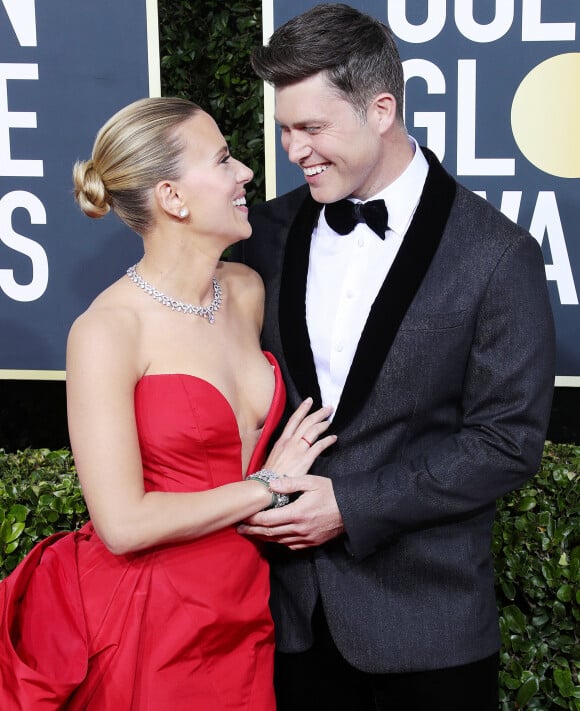 Scarlett Johansson et son fiancé Colin Jost - Photocall de la 77ème cérémonie annuelle des Golden Globe Awards au Beverly Hilton Hotel à Los Angeles, le 5 janvier 2020.