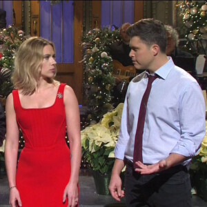 Scarlett Johansson dans l'émission Saturday Night Live avec son fiancé Colin Jost, le 14 décembre 2019 à Los Angeles.