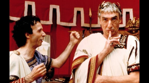 Gottfried John dans la peau de César, avec Roberto Benigni en Tullius Détritus, pour Astérix et Obélix contre César (1999) de Claude Zidi.