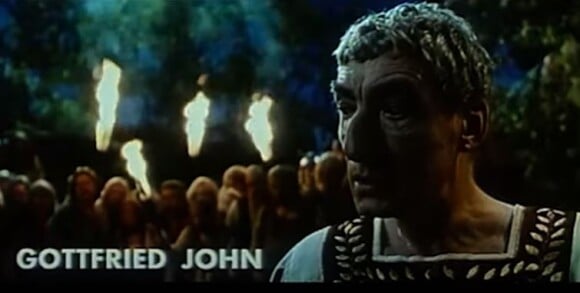 L'acteur allemand Gottfried John était Jules César dans Astérix et Obélix contre César (1999) de Claude Zidi.