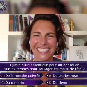 Alessandra Sublet et Camille Combal dans l'émission "Qui veut gagner des millions" sur TF1. Le 28 avril 2020.