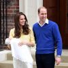 Le prince William, la duchesse de Cambridge, Catherine Kate Middleton, et leur fille, la princesse Charlotte de Cambridge, posent devant l'hôpital St-Mary de Londres où elle a accouché le matin même. 2 Mai 2015