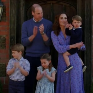 Le prince William, duc de Cambridge, Catherine Kate Middleton, duchesse de Cambridge, et leurs enfants , le prince George, la princesse Charlotte et le prince Louis applaudissent les travailleurs indispensables pendant l'épidémie de coronavirus (COVID-19) le 23 avril 2020.