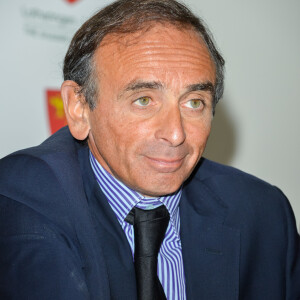 Eric Zemmour était présent ce 6 janvier à Bruxelles pour la présentation de son dernier livre "Le suicide Français" Sa venue très contestée par certains politiques ont amené les autorités à prendre des mesure de sécurité importante pour sa venue. Il était en effet attendu dans un premier temps au Cercle de Lorraine pour un déjeuner littéraire. Il devait ensuite en principe se rendre pour une séance de dédicaces à la librairie Filigrane qui a officiellement annulé la venue pour des questions de sécurité. Ce qui n'a pas empêché Eric Zemmour de s'y rendre en toute discrétion et de réaliser quelques autographes pour les lecteurs présents ainsi que de partager la galette des rois avec le personnel et les clients.