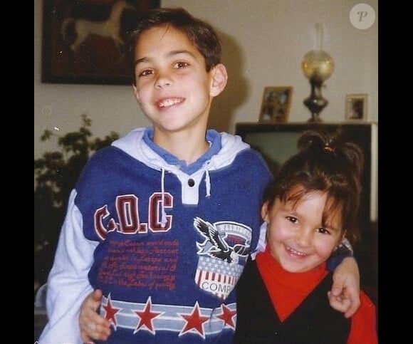Grégory Lemarchal avec sa soeur Leslie, photo d'enfance dévoilée sur Instagram, le 30 avril 2020