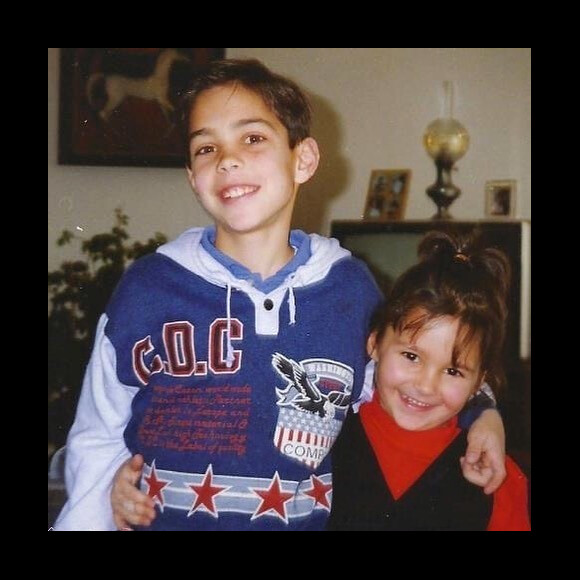 Grégory Lemarchal avec sa soeur Leslie, photo d'enfance dévoilée sur Instagram, le 30 avril 2020