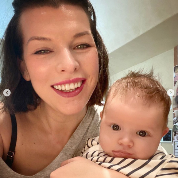 Milla Jovovich et sa fille Osian. Avril 2020.