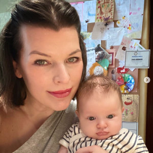 Milla Jovovich et sa fille Osian. Avril 2020.