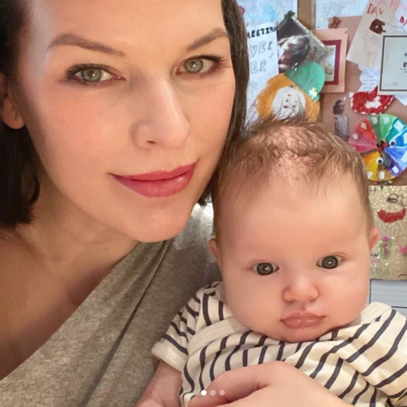 Milla Jovovich et sa fille Osian. Avril 2020.