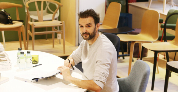 Exclusif - Cyril Lignac dédicace son livre "Saisons" à Paris le 7 décembre 2019. © Jonathan Rebboah/Panoramic/Bestimage
