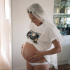 Chloë Sevigny, enceinte et photographiée par William Strobeck. Mars 2020.