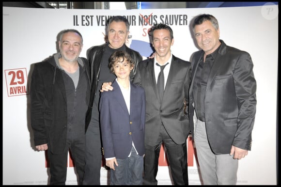 David Strajmayster, Jean-Marie Bigard et l'équipe du film "Le missionnaire". Paris. Le 28 avril 2009.