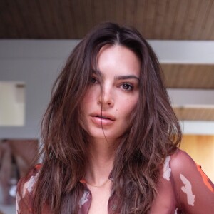 Emily Ratajkowski dévoile les pièces de la "Mesh Collection" de sa marque de vêtements, Inamorata. Mai 2020.