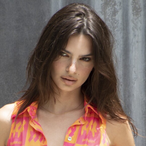 Emily Ratajkowski dévoile les pièces de la "Mesh Collection" de sa marque de vêtements, Inamorata. Mai 2020.