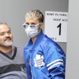 Théma - Les people avec masque en pleine épidémie du coronavirus (COVID-19) - Justin Bieber ( avec un masque chirurgical en pleine crise du coronavirus - covid-19) se rend dans un cabinet médical à Los Angeles le 13 Mars 2020.