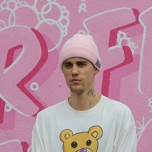 Justin Bieber et et sa femme s'arrêtent à un lave-auto pour faire une photo sur un mur rose à Los Angeles le13 mars 2020.
