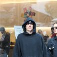 Justin Bieber et sa femme Hailey Bieber Baldwin (habillés tout en noir) sont allés faire du shopping au centre commercial "The Grove" à Los Angeles, le 11 janvier 2020. Les amoureux se tiennent la main.
