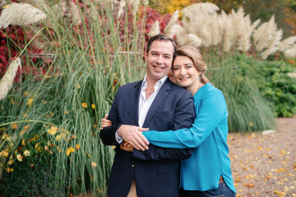 Le prince Guillaume et la princesse Stéphanie annoncent l'arrivée de leur premier enfant au printemps 2020. Portrait officiel publié le 6 décembre 2019.