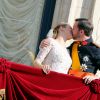 Les mariés, le prince Guillaume de Luxembourg et la comtesse Stephanie de Lannoy, saluent la foule au balcon du palace Grand-Ducal après leur mariage religieux en la cathédrale Notre-Dame de Luxembourg, le 20 octobre 2012.