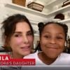 Sandra Bullock est apparue avec sa fille Laila, 8 ans, qu'elle a adoptée en 2015, dans l'émission Red Table Talk le 8 mai 2020, dédiée aux héroïnes de la lutte contre le coronavirus à l'approche de la fête des Mères.