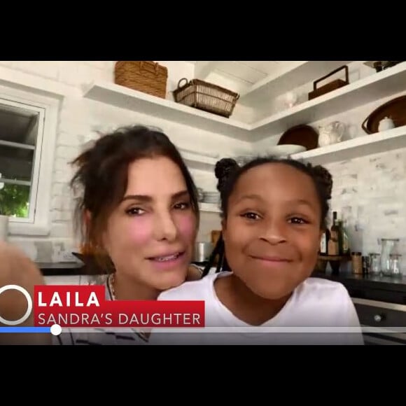 Sandra Bullock est apparue avec sa fille Laila, 8 ans, qu'elle a adoptée en 2015, dans l'émission Red Table Talk le 8 mai 2020, dédiée aux héroïnes de la lutte contre le coronavirus à l'approche de la fête des Mères.