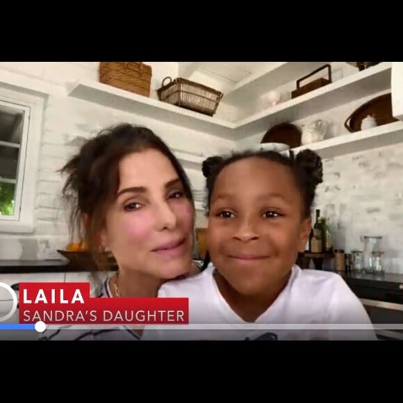 Sandra Bullock est apparue avec sa fille Laila, 8 ans, qu'elle a adoptée en 2015, dans l'émission Red Table Talk le 8 mai 2020, dédiée aux héroïnes de la lutte contre le coronavirus à l'approche de la fête des Mères.