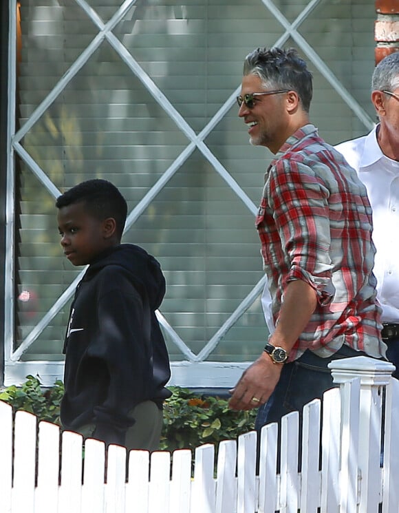 Exclusif - Bryan Randall et Louis, le compagnon et le fils de Sandra Bullock, lors d'une sortie en famille dans le quartier de Studio City à Los Angeles, le 8 mars 2020.