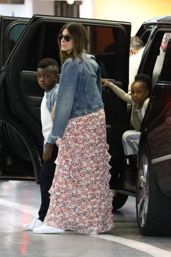 Exclusif - Sandra Bullock avec ses enfants Louis et Laila à Los Angeles, le 2 juin 2019, de sortie pour un brunch en famille.