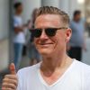 Le chanteur Bryan Adams, à vélo, quitte les studios de la BBC à Londres le 18 juillet 2016.