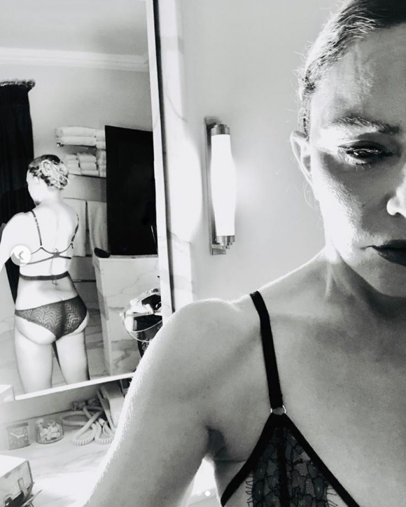 Madonna se prend en selfie en lingerie avant un traitement médical. Mai 2020.