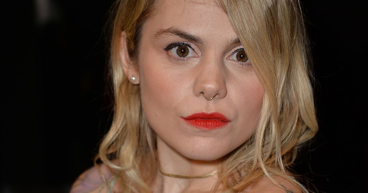 Coeur de Pirate, intégralement nue sur un piano avec des mules blanches Purepeople