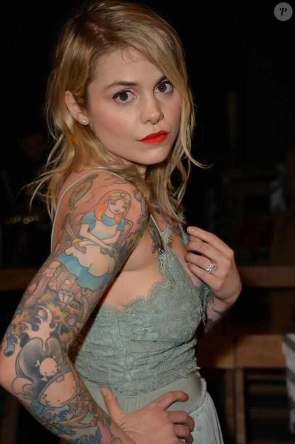 Béatrice Martin (Coeur de pirate) au défilé de mode "H&M" collection prêt-à-porter automne-hiver 2017-2018 au Tennis Club à Paris, France, le 1er mars 2017. © CVS-Veeren/Bestimage