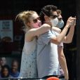 Exclusif - Elle Fanning et son compagnon Max Minghella font des selfies avec leurs masques lors d'une balade à Los Angeles, le 12 mai 2020.