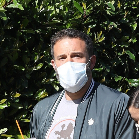 Exclusif - Ben Affleck et Ana de Armas, équipés de masques, se promènent avec le chien de l'actrice tandis que Ben Affleck se désaltère avec une boisson fraîche à Los Angeles, le 14 mai 2020.