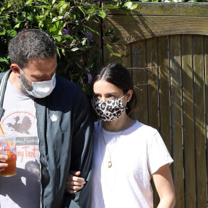 Exclusif - Ben Affleck et Ana de Armas, équipés de masques, se promènent avec le chien de l'actrice tandis que Ben Affleck se désaltère avec une boisson fraîche à Los Angeles, le 14 mai 2020.