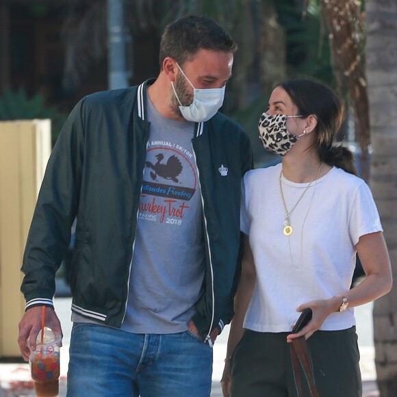 Exclusif - Ben Affleck et Ana de Armas, équipés de masques, se promènent avec le chien de l'actrice tandis que Ben Affleck se désaltère avec une boisson fraîche à Los Angeles, le 14 mai 2020.