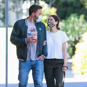 Exclusif - Ben Affleck et Ana de Armas, équipés de masques, se promènent avec le chien de l'actrice tandis que Ben Affleck se désaltère avec une boisson fraîche à Los Angeles, le 14 mai 2020.