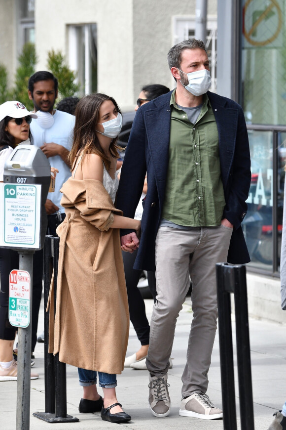 Ben Affleck et sa compagne Ana de Armas , qui portent des masques de protection, vont acheter quelques donuts pendant l'épidémie de Coronavirus Covid-19 le 18 avril 2020 à Santa Monica.