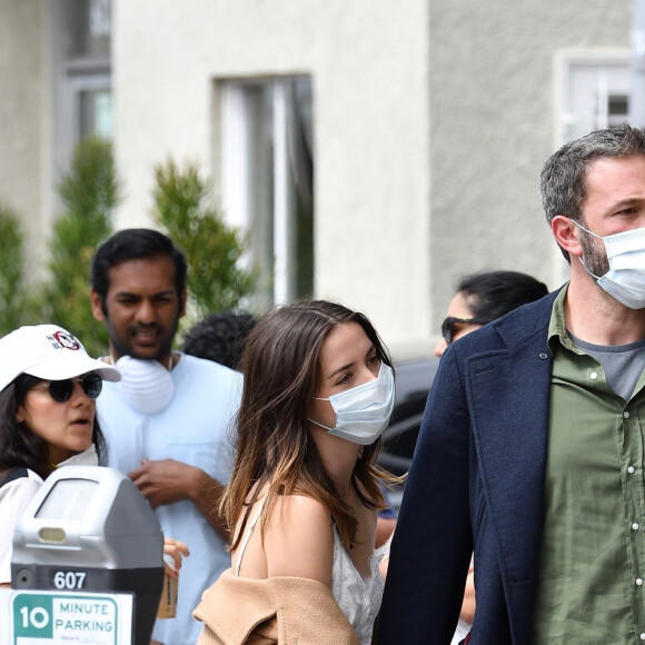Ben Affleck et sa compagne Ana de Armas , qui portent des masques de protection, vont acheter quelques donuts pendant l'épidémie de Coronavirus Covid-19 le 18 avril 2020 à Santa Monica.