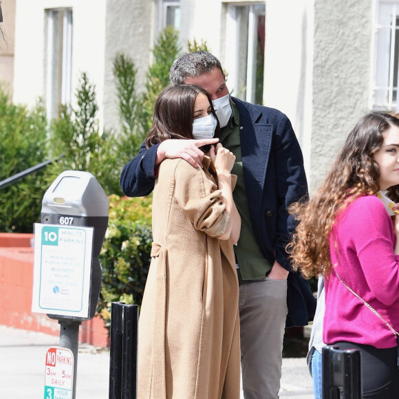 Ben Affleck et sa compagne Ana de Armas , qui portent des masques de protection, vont acheter quelques donuts pendant l'épidémie de Coronavirus Covid-19 le 18 avril 2020 à Santa Monica.
