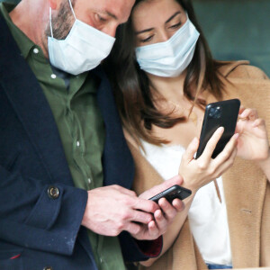 Ben Affleck et sa compagne Ana de Armas , qui portent des masques de protection, vont acheter quelques donuts pendant l'épidémie de Coronavirus Covid-19 le 18 avril 2020.