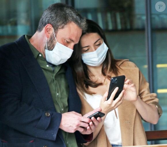 Ben Affleck et sa compagne Ana de Armas , qui portent des masques de protection, vont acheter quelques donuts pendant l'épidémie de Coronavirus Covid-19 le 18 avril 2020.
