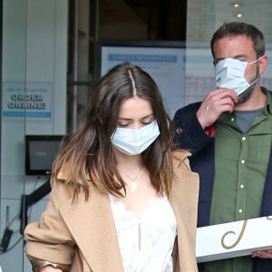 Ben Affleck et sa compagne Ana de Armas , qui portent des masques de protection, vont acheter quelques donuts pendant l'épidémie de Coronavirus Covid-19 le 18 avril 2020.