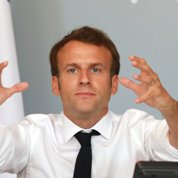 Le président Emmanuel Macron lors d'une visioconférence avec des représentants de la culture depuis le palais de l'Elysée à Paris pendant l'épidémie de coronavirus (COVID-19) le 6 mai 2020. © Ludovic Marin / Pool / Bestimage