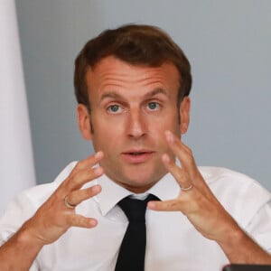 Le président Emmanuel Macron lors d'une visioconférence avec des représentants de la culture depuis le palais de l'Elysée à Paris pendant l'épidémie de coronavirus (COVID-19) le 6 mai 2020. © Ludovic Marin / Pool / Bestimage