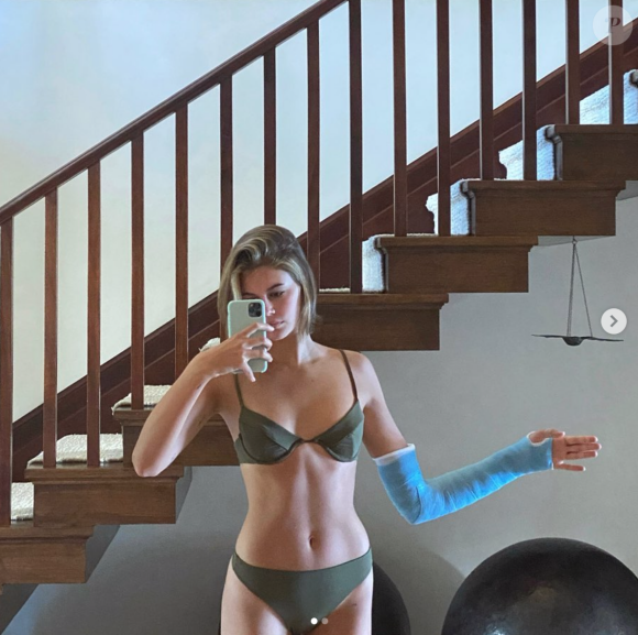 Kaia Gerber, en bikini et plâtrée. Mai 2020.