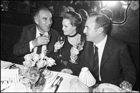 Michel Piccoli, Romy Schneider et Claude Sautet lors de la soirée pour la première du film "Max et les ferrailleurs" à Paris en 1971.