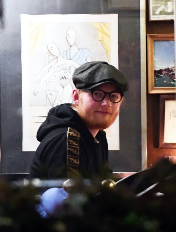 Exclusif - Ed Sheeran savoure un verre de vin rouge dans un célèbre restaurant à Venise, le 3 janvier 2020.