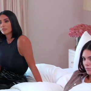Kendall Jenner et Kim Kardashian dans l'émission de télé-réalité "L'Incroyable famille Kardashian" en avril 2020.